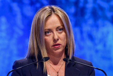 Desespero entre migrantes resgatados que esperam desembarcar na Itália