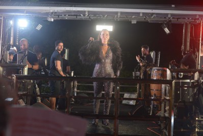 Ivete Sangalo se apresenta em micareta e fala sobre eleições: 'Mudamos o curso'