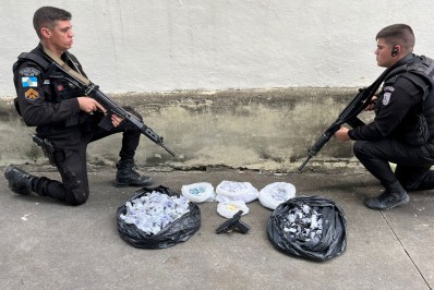 PM prende criminoso com pistola e drogas em Belford Roxo