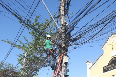 Búzios vence ação contra concessionárias de energia e internet para retirada e ordenamento dos fios sob pena de multa diária de cem mil reais