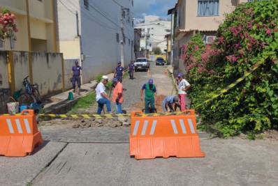 Obras para evitar alagamentos em período de chuva forte são iniciadas em rua no centro da cidade