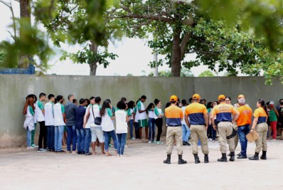 Defesa Civil simula escapamento de gás e incêndio para orientar sobre como se deve proceder
