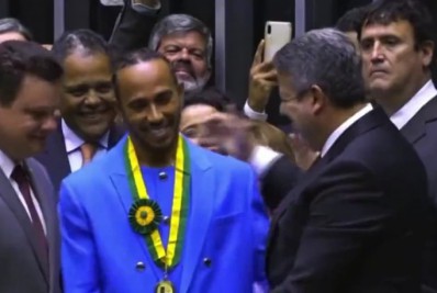 Lewis Hamilton recebe título de cidadão do Brasil na Câmara dos Deputados 