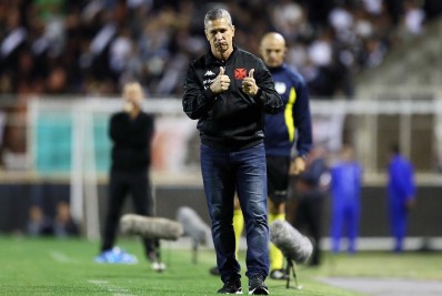 Jorginho desconversa sobre futuro e garante: 'O Vasco não cai mais'