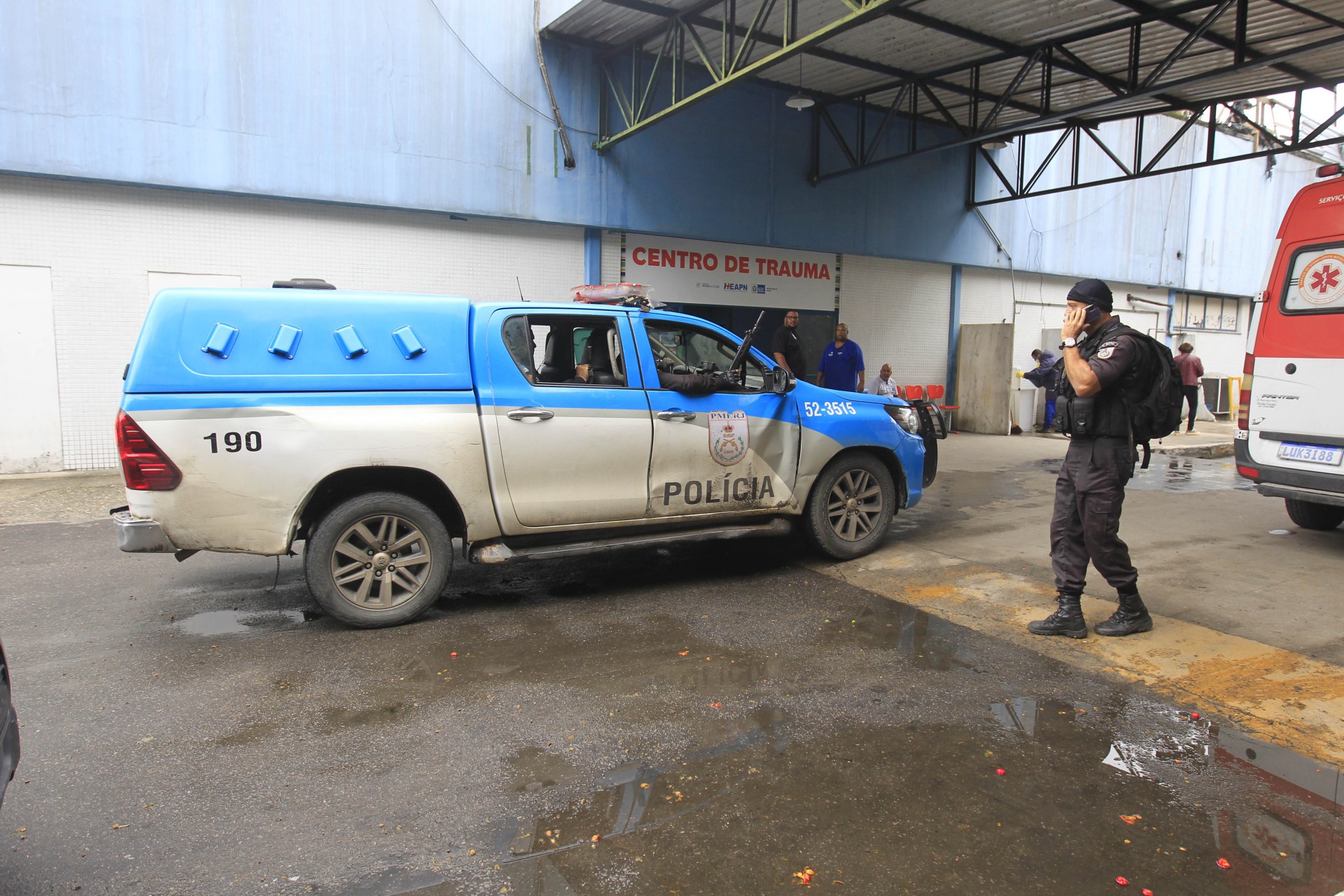 Os cabos Raphael Queles e Leandro dos Santos foram encaminhados ao Hospital Ad&atilde;o Pereira Nunes
 - Reginaldo Pimenta / Agencia O Dia