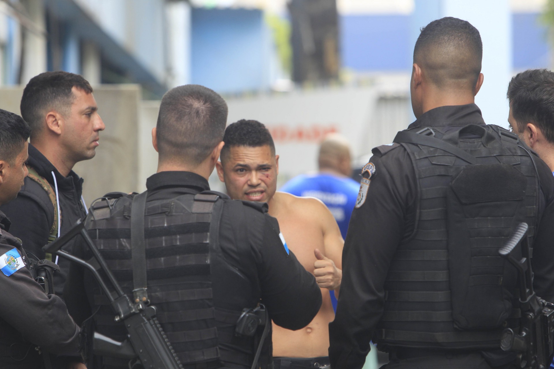 Primeiro-tenente Marques ficou com ferimentos leves no rosto e no ombro esquerdo - Reginaldo Pimenta / Agencia O Dia