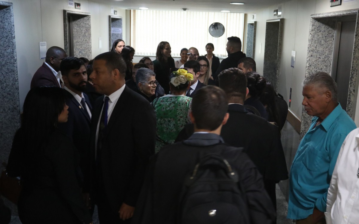 Alarme de inc&ecirc;ndio dispara no pr&eacute;dio do F&oacute;rum de Niter&oacute;i, onde ocorre o julgamento da Flordelis. As pessoas evacuaram as salas e foi feito uma pausa na audi&ecirc;ncia.