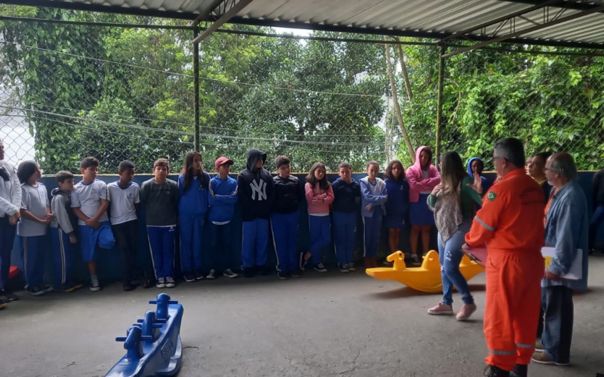 Alunos atentos as informa&ccedil;&otilde;es de como procederem em caso de acidentes nas escolas