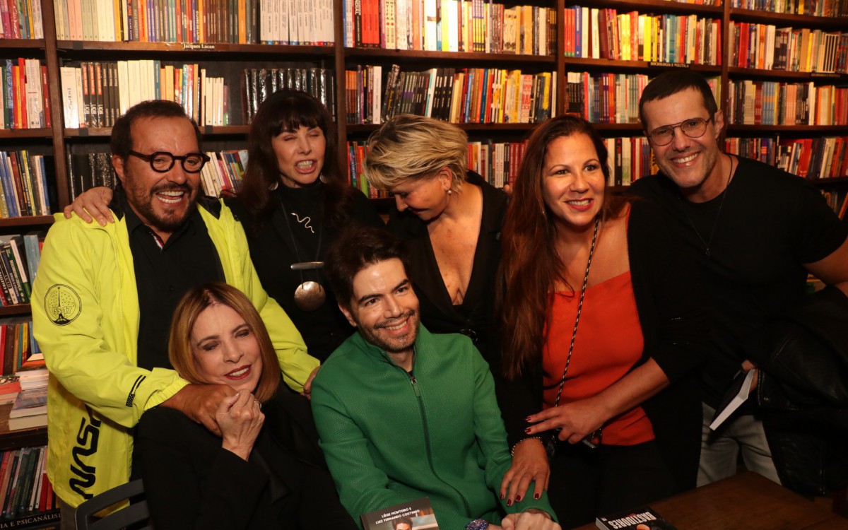 Famosos prestigiam lan&ccedil;amento do livro 'Bastidores'