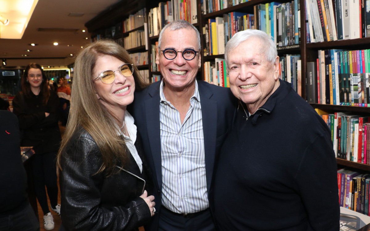 Carlinhos de Jesus e Boni prestigiam lan&ccedil;amento do livro de Li&egrave;ge Monteiro