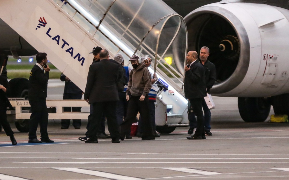 Cantora Lorde desembarca no Rio na tarde desta segunda-feira