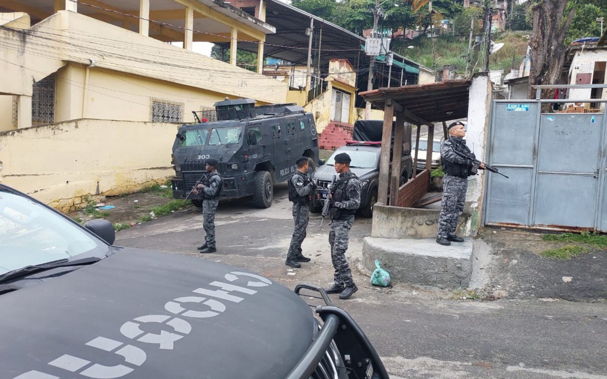 Com o aux&iacute;lio de blindados, militares ocupam a comunidade da Mangueirinha
