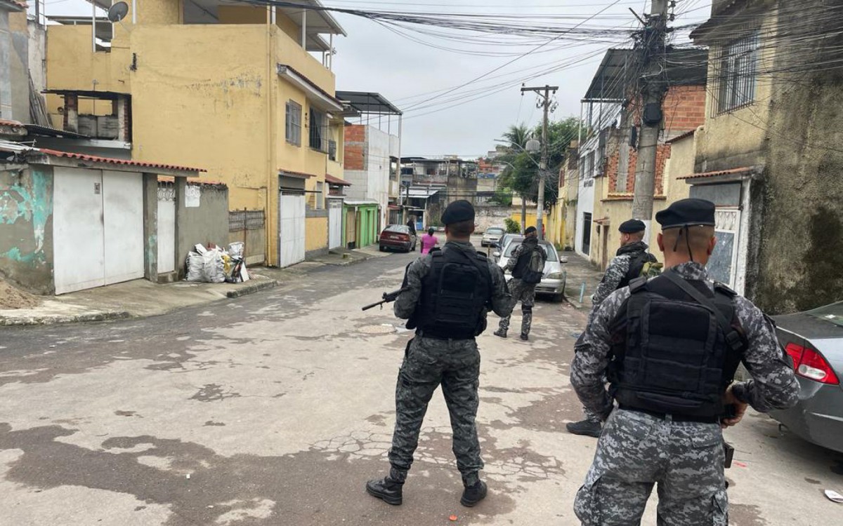 Policiais Militares patrulham a comunidade