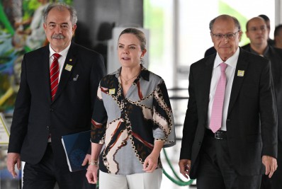 Presidente do PT cobra resposta firme de instituições às manifestações golpistas