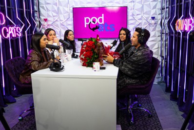 Carlinhos Maia manda flores para ex-marido em gravação de podcast