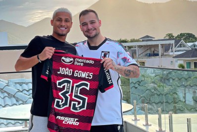 Volante do Flamengo, João Gomes recebe presente inusitado de influenciador; veja