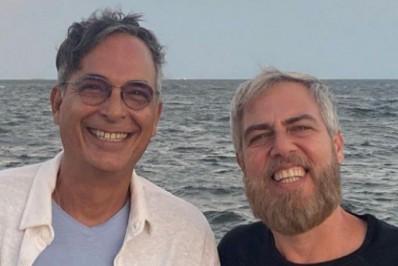 Discreto, Anderson Muller se declara para o marido em rede social