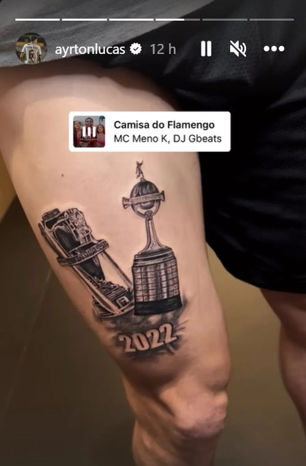 Ayrton Lucas faz tatuagem dos troféus da Libertadores e da Copa do Brasil