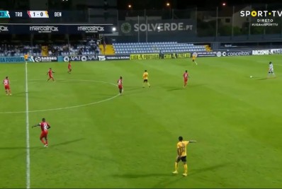 Goleiro acerta chutão do campo de defesa, a bola carimba a trave, rebate no goleiro adversário e entra; veja o vídeo