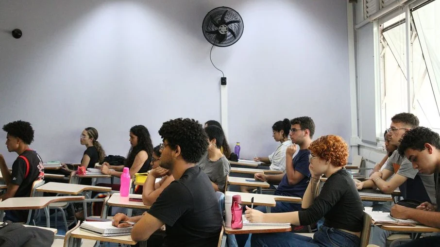 Alunos de cursinhos populares irão receber bolsa de R$ 200 por mês
