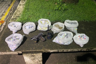 Dupla é presa em flagrante com drogas em Meriti