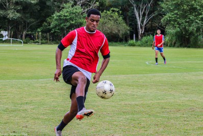 Peneira de futebol do Atlhético Paranaense reúne mais de 190 jovens no município