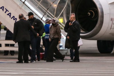 Cercada de seguranças, Lorde desembarca no Rio para show