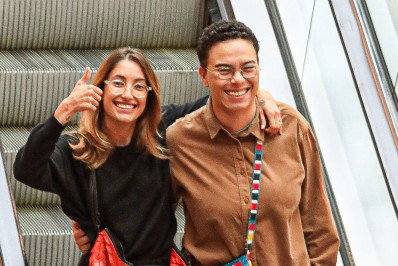 Toda sorridente, Maria Gadu faz passeio no shopping com a namorada