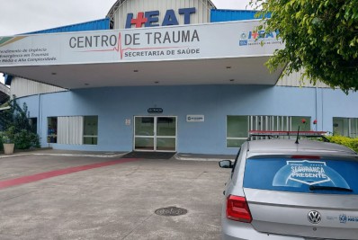 ‘Só queria comer e brincar’, diz pai de menina de 9 anos que teve mãos queimadas pela mãe