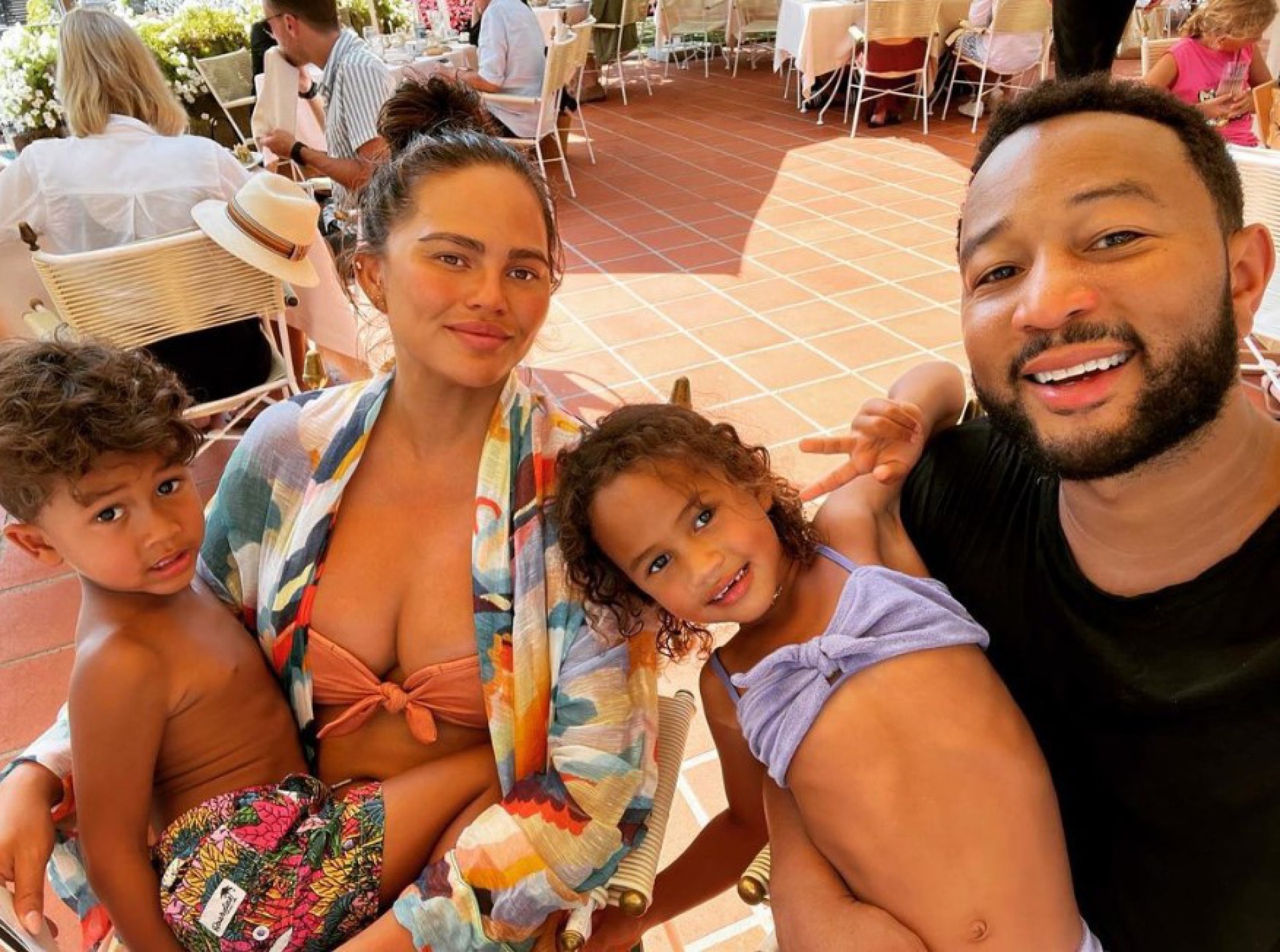 Chrissy Teigen, John Legend e os filhos Miles e Luna - Reprodução/Instagram