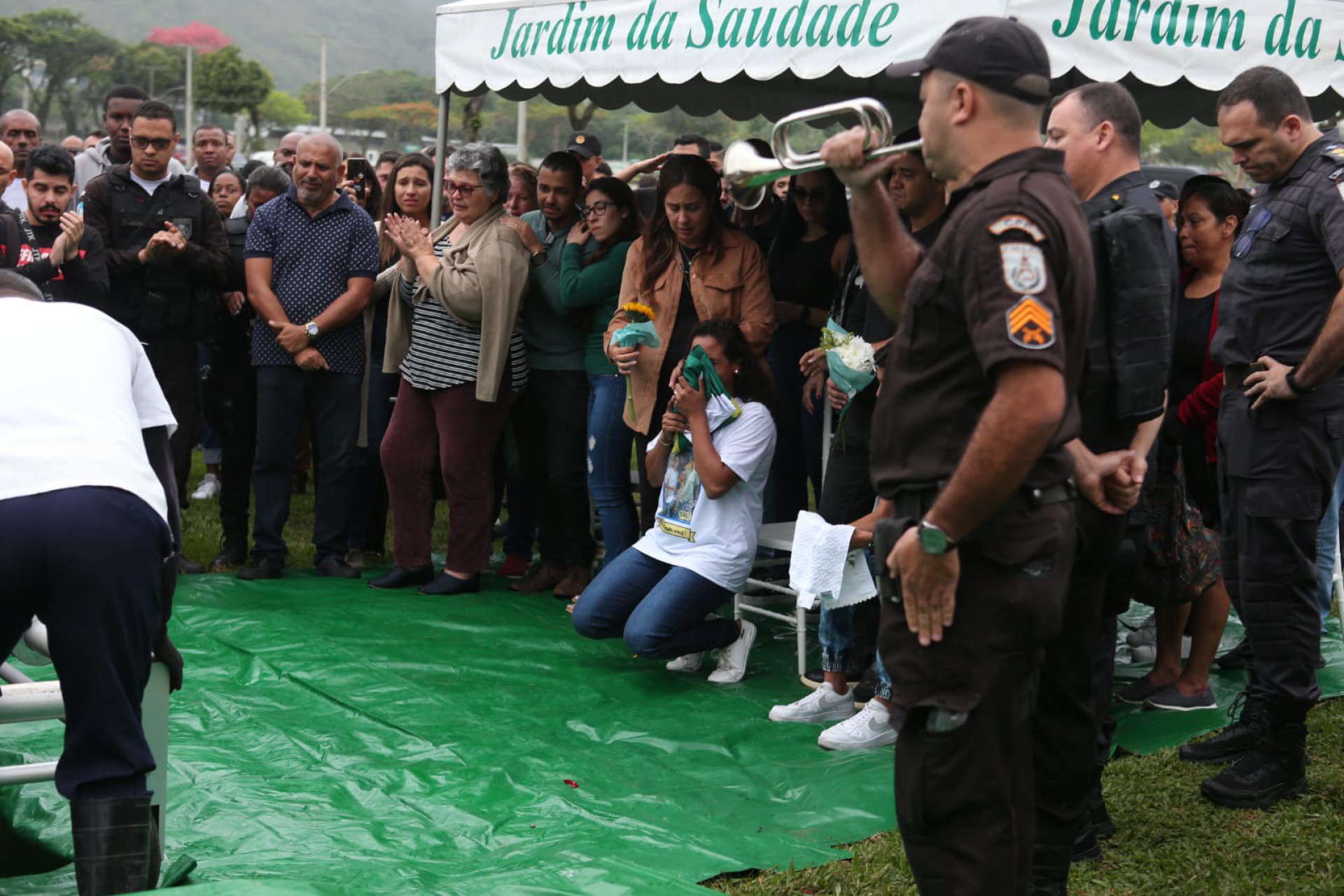 Enterro do policial militar Raphael Queles, no Cemitério Sulacap - Cléber Mendes / Agência O Dia
