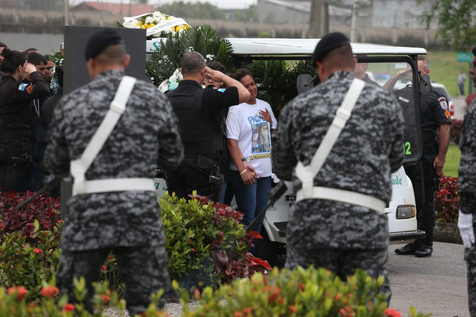 Enterro do policial militar Raphael Queles, no Cemitério Sulacap - Cléber Mendes / Agência O Dia