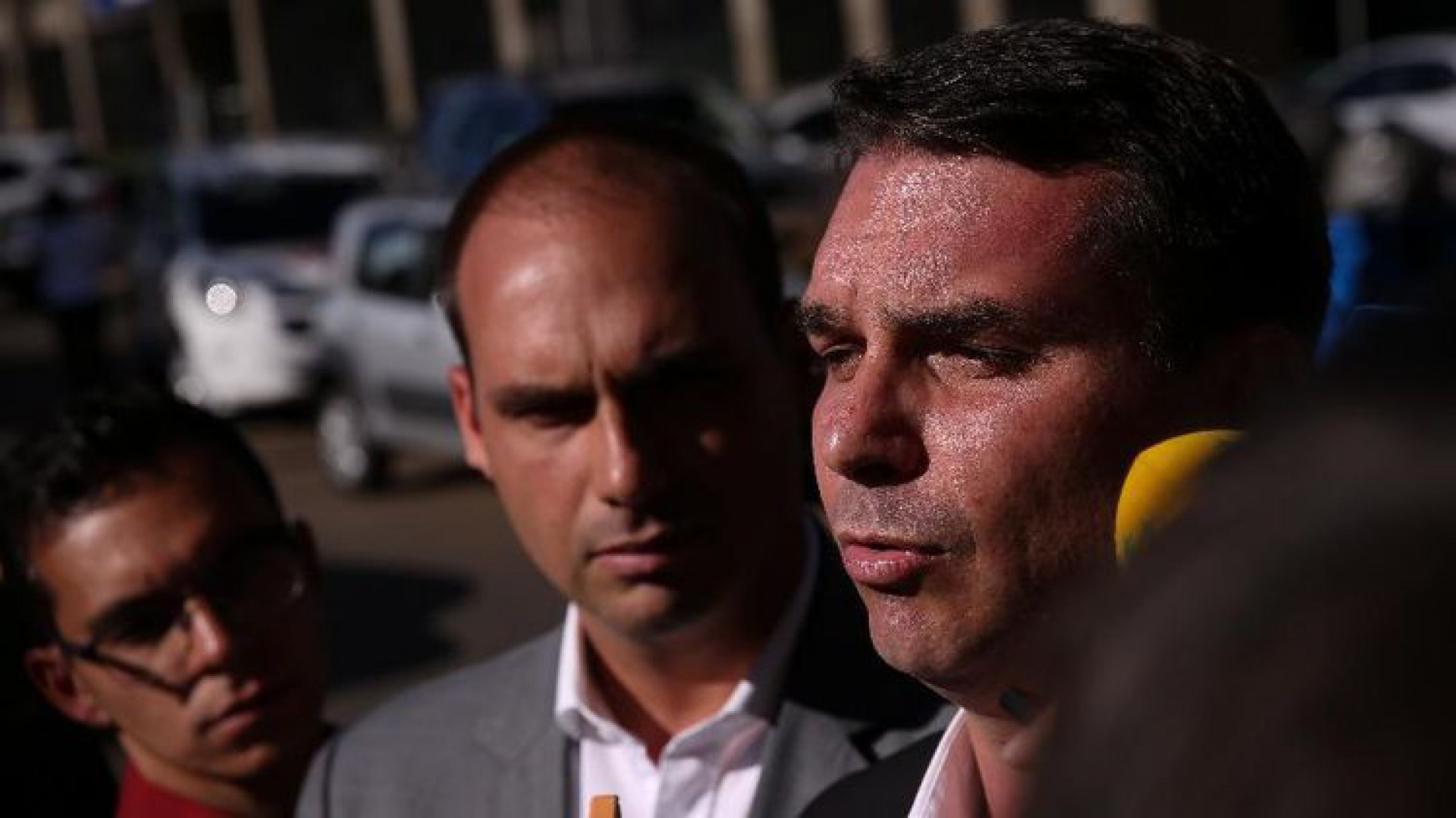 Líderes do PT, PCdoB e PV encaminham representação criminal contra Flávio e Eduardo à PGR