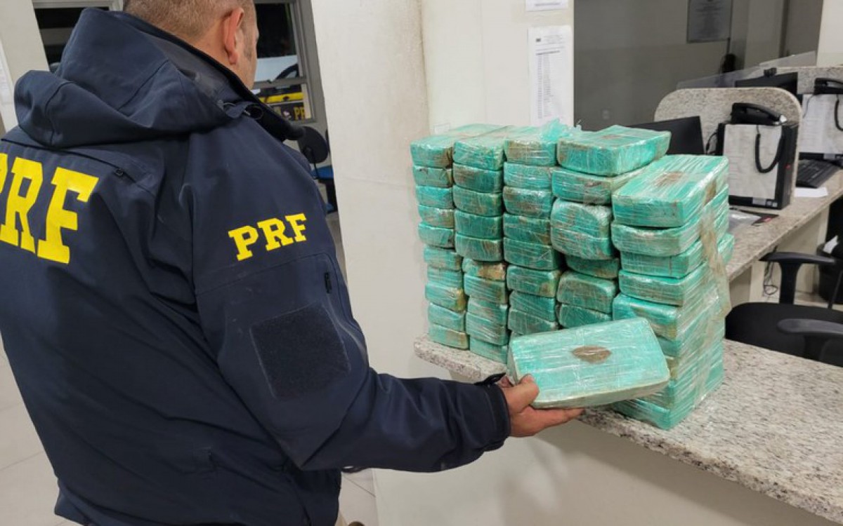 Ao abrirem o caix&atilde;o, policiais encontraram 50 tabletes de crack