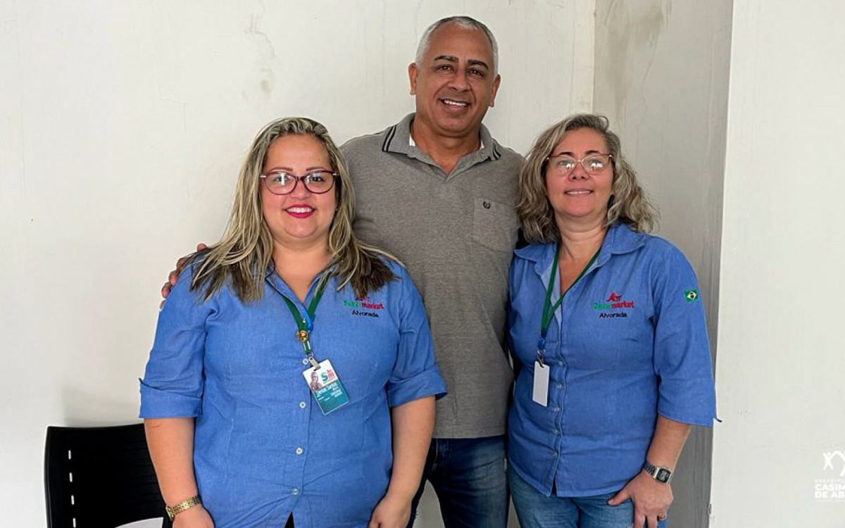 As analistas de RH da empresa com o secret&aacute;rio de Trabalho e Renda, Alberto Massad