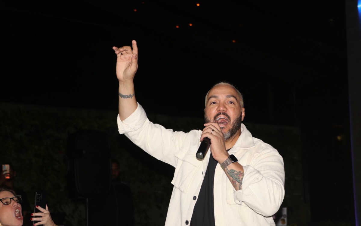 Belo faz show no lan&ccedil;amento de camarote no Rio