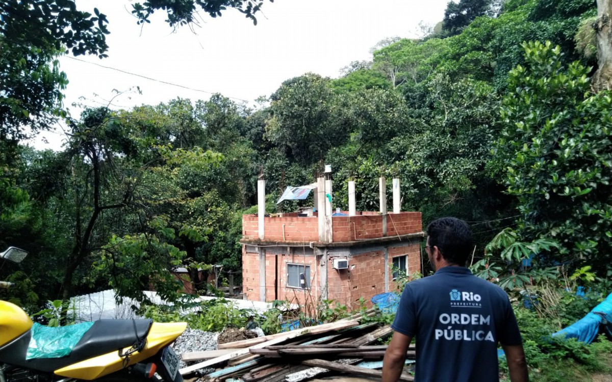 Secretaria de Ordem P&uacute;blica (Seop), realizou nesta quarta-feira (9), uma opera&ccedil;&atilde;o de demoli&ccedil;&atilde;o de constru&ccedil;&otilde;es irregulares na comunidade da Rocinha