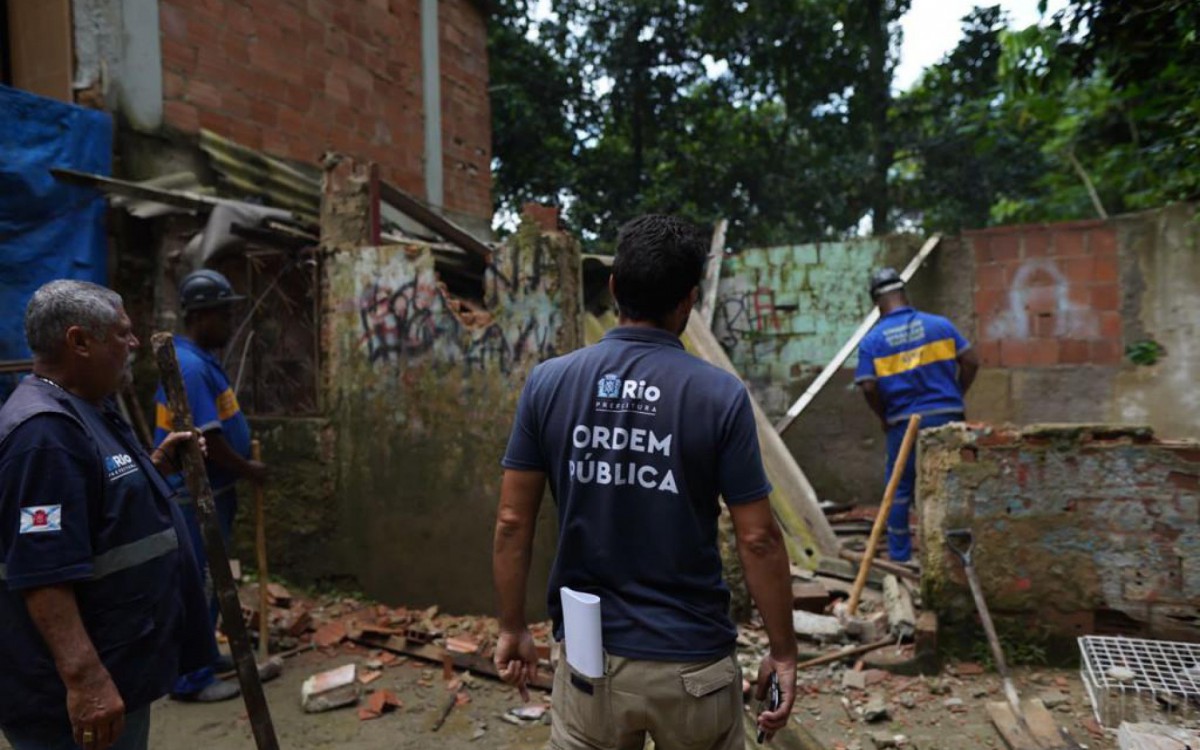 Secretaria de Ordem P&uacute;blica (Seop), realizou nesta quarta-feira (9), uma opera&ccedil;&atilde;o de demoli&ccedil;&atilde;o de constru&ccedil;&otilde;es irregulares na comunidade da Rocinha