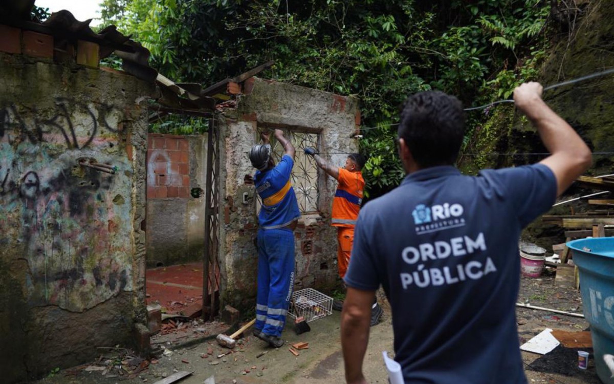 Secretaria de Ordem P&uacute;blica (Seop), realizou nesta quarta-feira (9), uma opera&ccedil;&atilde;o de demoli&ccedil;&atilde;o de constru&ccedil;&otilde;es irregulares na comunidade da Rocinha