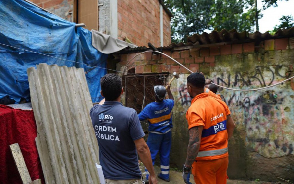 Secretaria de Ordem P&uacute;blica (Seop), realizou nesta quarta-feira (9), uma opera&ccedil;&atilde;o de demoli&ccedil;&atilde;o de constru&ccedil;&otilde;es irregulares na comunidade da Rocinha