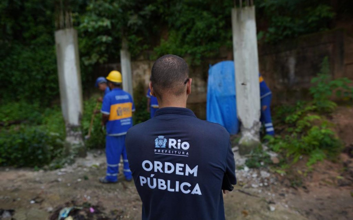 Secretaria de Ordem P&uacute;blica (Seop), realizou nesta quarta-feira (9), uma opera&ccedil;&atilde;o de demoli&ccedil;&atilde;o de constru&ccedil;&otilde;es irregulares na comunidade da Rocinha