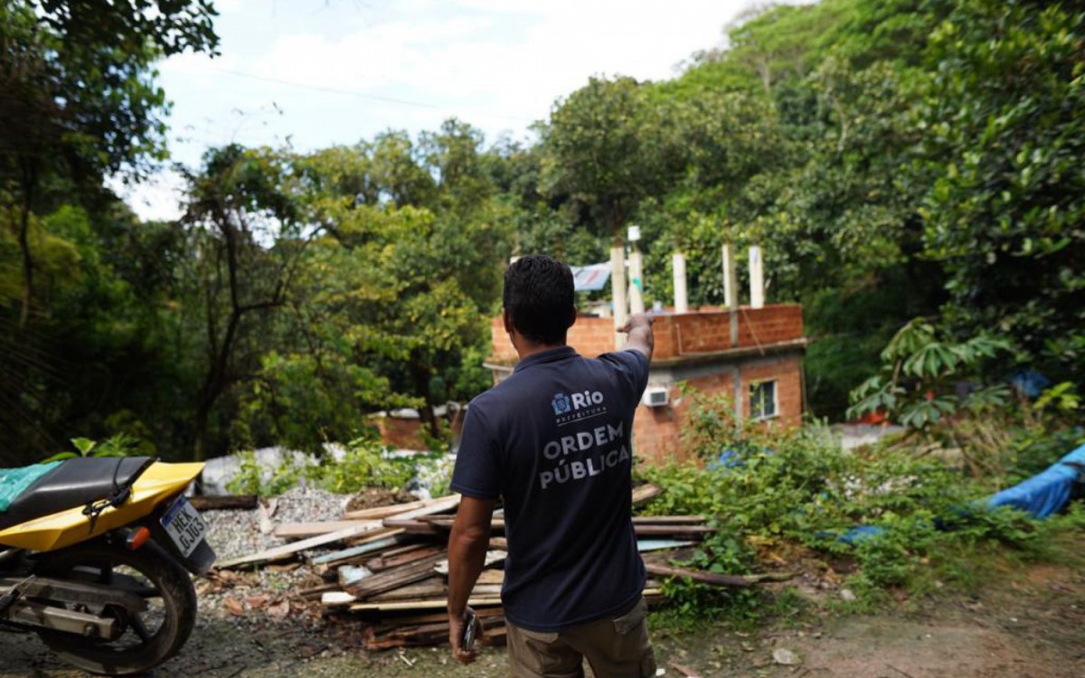 Secretaria de Ordem P&uacute;blica (Seop), realizou nesta quarta-feira (9), uma opera&ccedil;&atilde;o de demoli&ccedil;&atilde;o de constru&ccedil;&otilde;es irregulares na comunidade da Rocinha