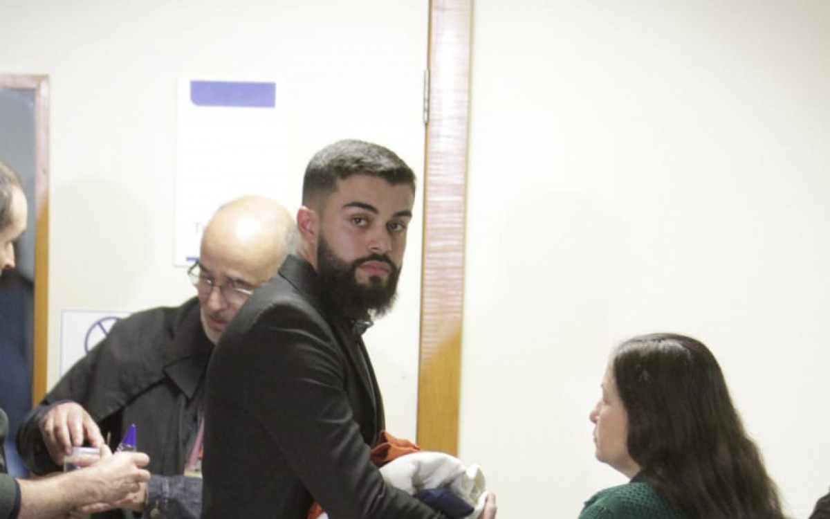 Namorado de Flordelis, Allan Soares, esteve no f&oacute;rum durante o julgamento nesta quarta (9)