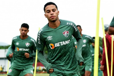 Após ir bem contra o São Paulo, Alexsander deverá ser a sétima opção na lateral esquerda do Fluminense em 2022
