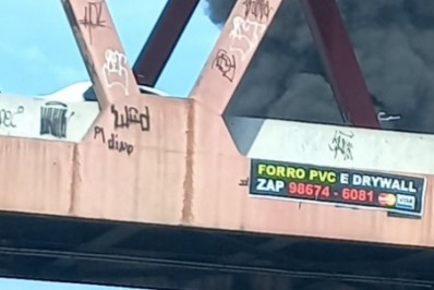 Ônibus pega fogo na Avenida Brasil e provoca congestionamento