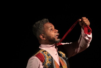 Peça de autobiografia de homem escravizado na África chega na UFF