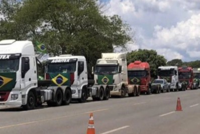 Caminhões se aglomeram em frente ao Exército à espera de relatório sobre as urnas