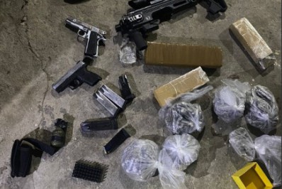 PM apreende granada, armas e drogas escondidas no forro de casa em Cabo Frio