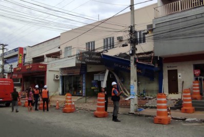 Fachada de ótica desaba em São Pedro da Aldeia