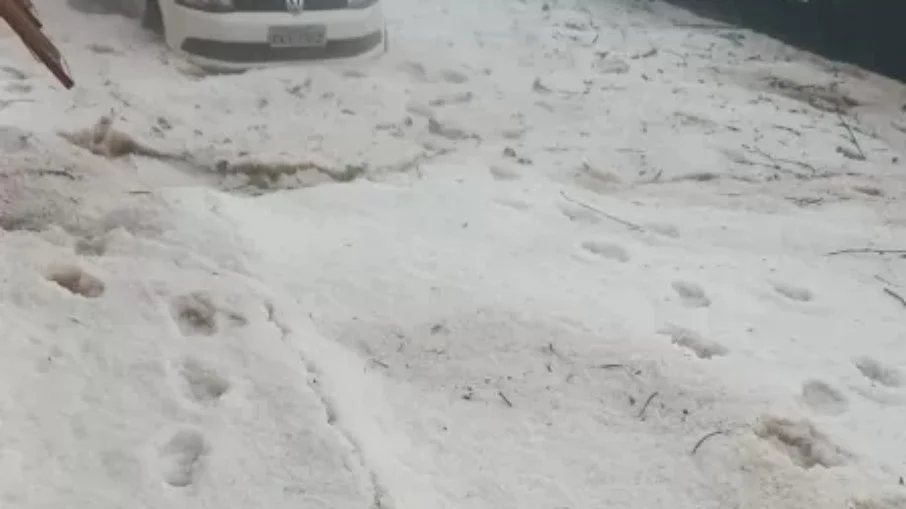 Granizo cobriu ruas no interior de Minas Gerais
